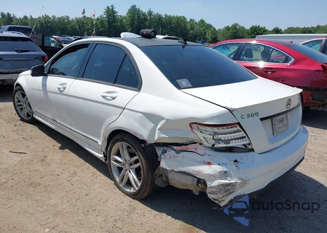 2013 Mercedes-Benz C 300 Luxury 4Matic/Sport 4Matic z USA, uszkodzony, nr VIN WDDGF8AB5DA884406